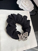 Стильная черная брендовая резинка для волос с логотипом и цирконами на нем, ЛЮКС качество!