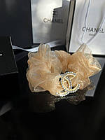 Изящная брендовая резинка для волос цвет шампан с логотипом цирконы и жемчуг, ЛЮКС качество!