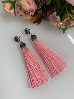 Довгі сережки-цвяшки з китицями рожевого кольору, вставки цирконію