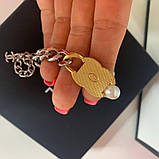 Браслет люкс у стилі Шанел — ланцюг і перли. Логотип усипаний цирконієм, фото 3