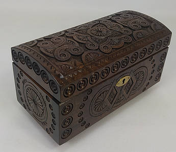 Різьблена дерев’яна шкатулка з натурального горіха | 17.8×9×10.3 см | Механічний замок на ключ | Оксамитове дно