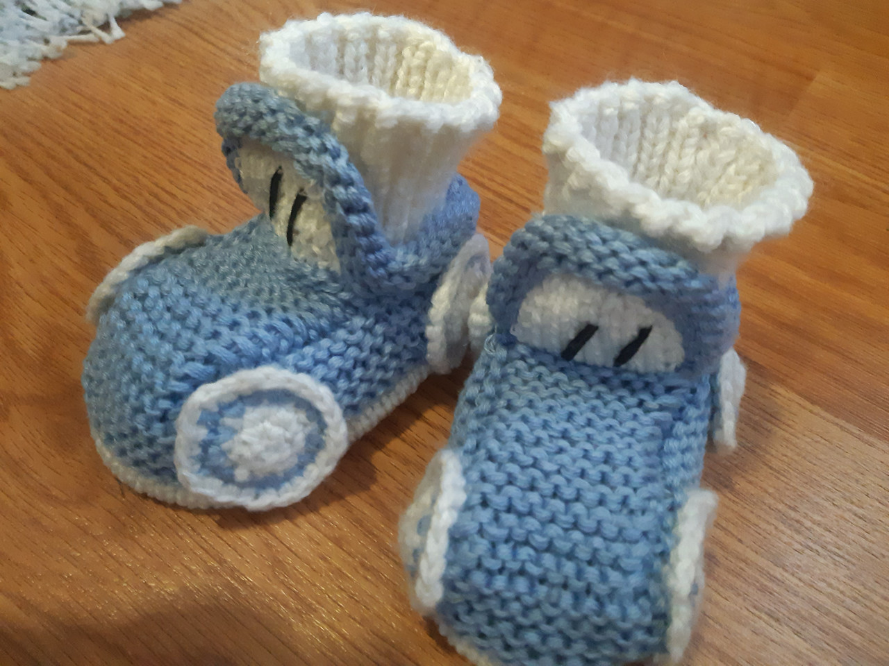 Пінетки-шкарпетки ручної роботи для малюків" Тачки", 10 - 12 см, голубі.