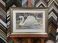 Картина вышита бисером "Лебедь"