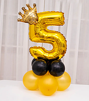 Цифра фольгированная шар 5 золото на стойке из воздушных шаров с декором золотая коронка