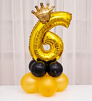 Цифра фольгована куля 6 золото на стійці з повітряних куль із декором золота коронка