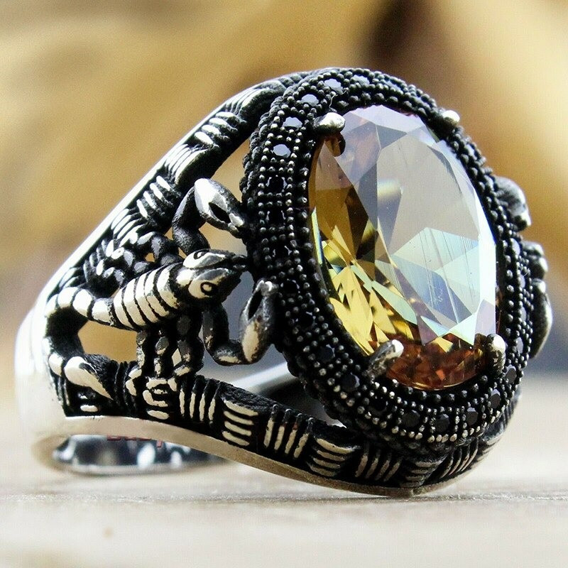 Приголомшливий чоловічий перстень Скорпіон із жовтим ювелірним кристалом - символ матеріального достатку, розмір 18