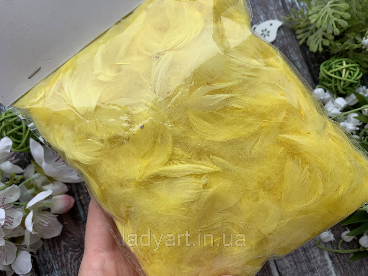 Декор пір'я жовтого