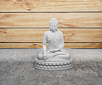 Статуэтка Будда на постаменте.