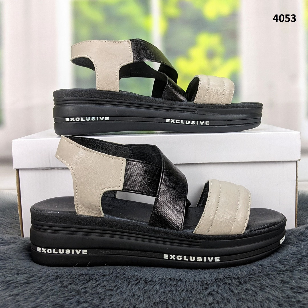 Босоніжки жіночі бежеві шкіряні з чорною гумкою спортивного плану.