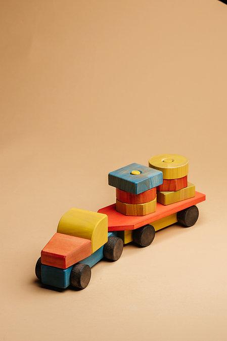 Набір сортер машинка із дерева Lis Вантажівка різнокольорова з причепом 8 штук