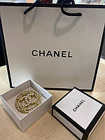 Красива брендова брошка з дрібними перлами/Червона кругла брошка золотиста з лого