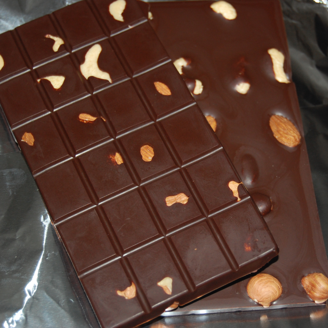 Шоколад 75 % какао з медом та горіхами асорті ручної роботи