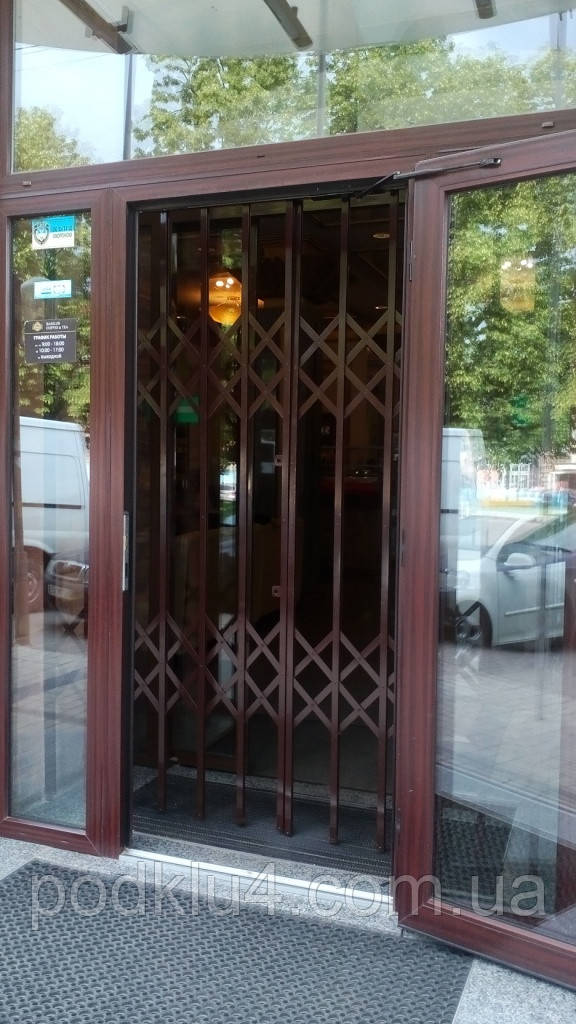 Решітка гармошка на двері