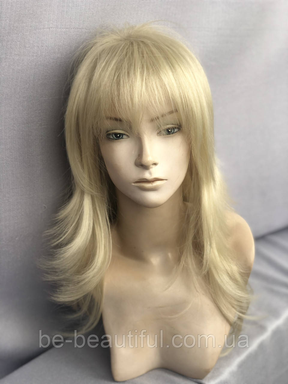 Перука жіноча зі штучного волосся стрижка каскад колір холодний блонд