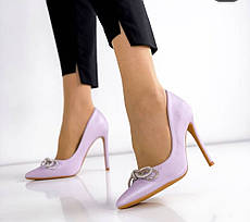 Жіночі туфлі-човники з бантиком зі страз на шпильці бузкового кольору.
