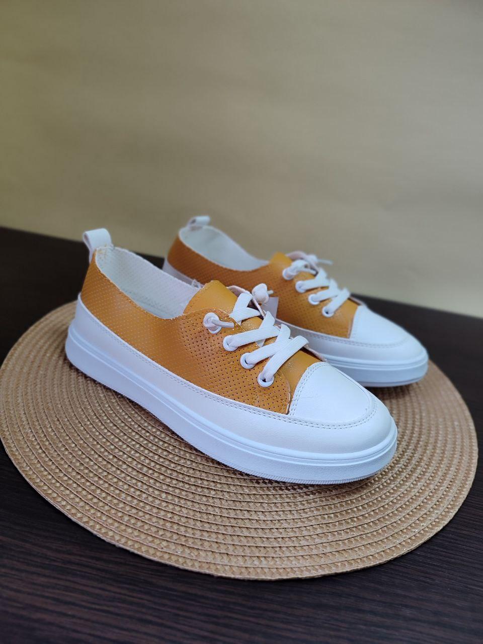 Жовті кеди на білій підошві та білими шнурками-гумка перфорація екошкіра жіночі весна літо 2023
