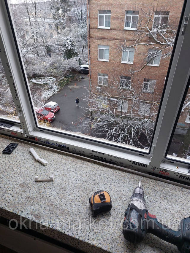 Монтаж пластикового трьохстулкового вікна Rehau 70 у Києві фото роботи Вікна Маркет