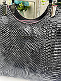 Чорна з червоним усередині — стильна сумка на три відділення — фурнітура темне срібло — екошкіра з принтом під рептилію (2049-6), фото 2