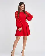 Красное фактурное платье с декоративными рукавами