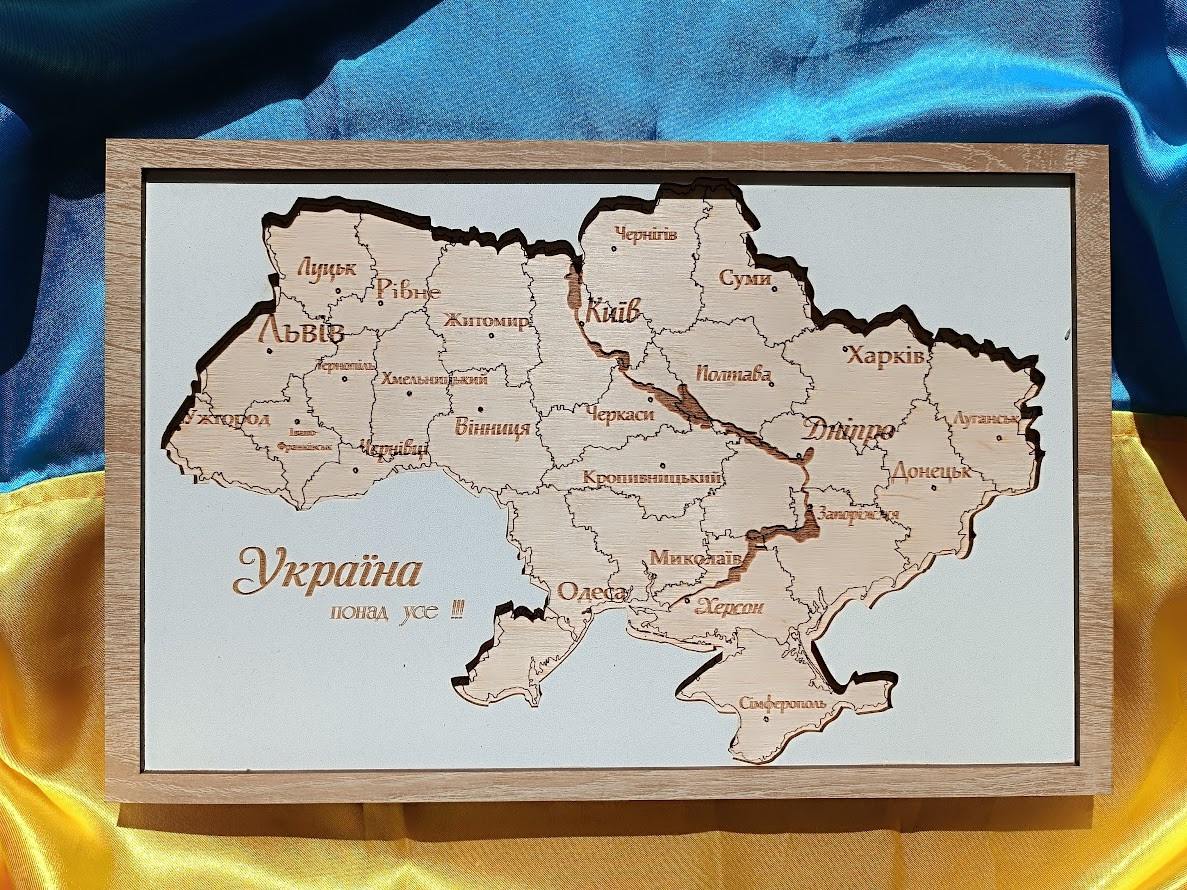 Настінне тришарове панно з дерева із зображенням мапи України.