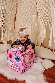 Бізікуб для дівчинки дерев'яний 23х23х23 см рожевий