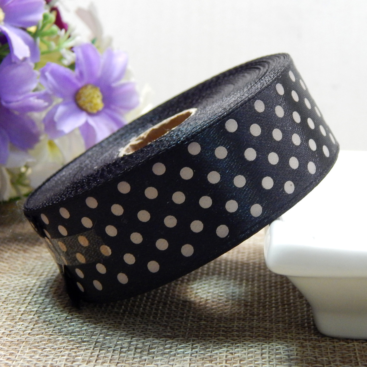 Атласна стрічка 2,5 см, чорна в горошок