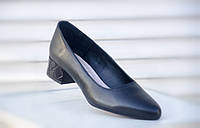 Туфли женские, классические, кожаные, на низком каблуке, без застежки, чёрные. Туфлі жіночі класичні, шкіряні
