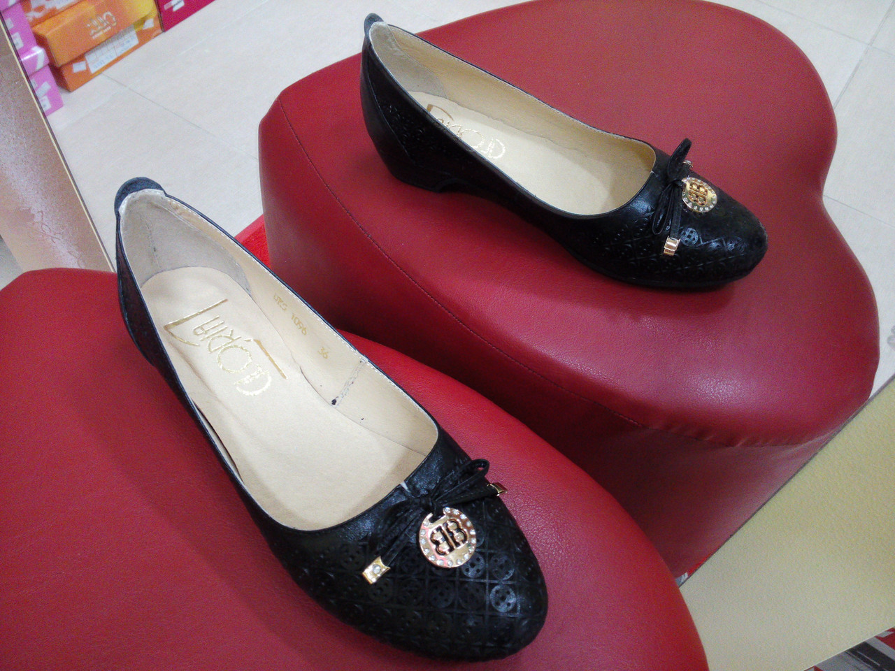 Жіночі шкіряні туфлі на маленькому каблучку GLORIA чорні.