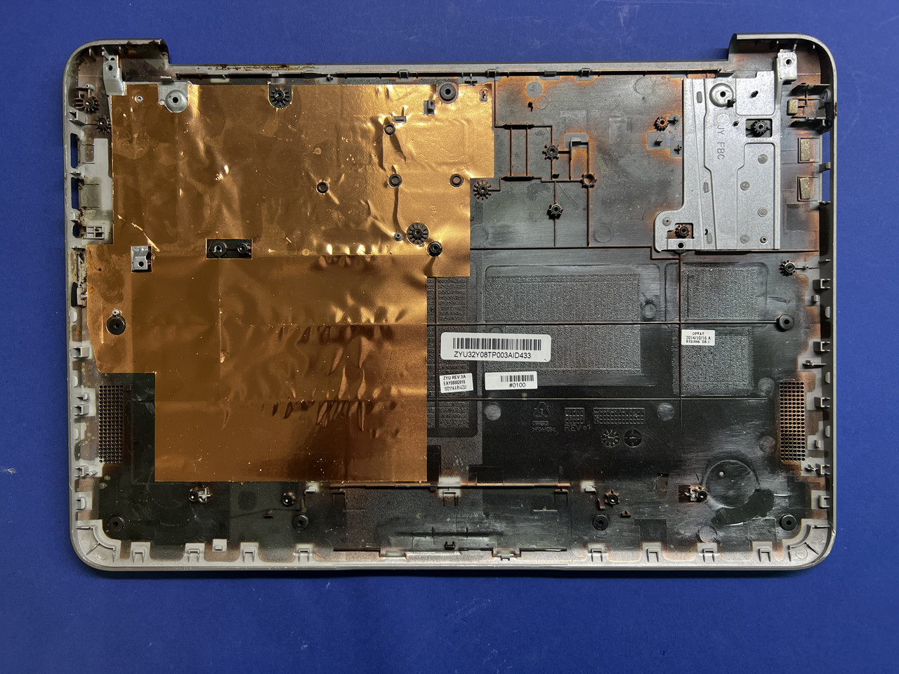 Розбирання ноутбука HP 14-Z000NL Низ корпусу кришка нижня корпус