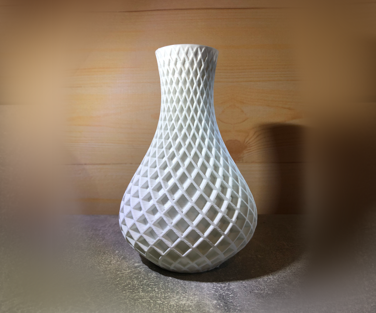 Декоративна тонкостінна ваза «З ромбом»