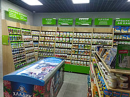 Торговельні стелажі.