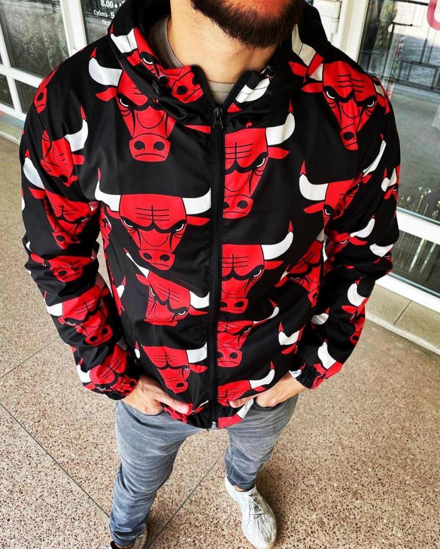 Темна осінна вітрівка з принтом