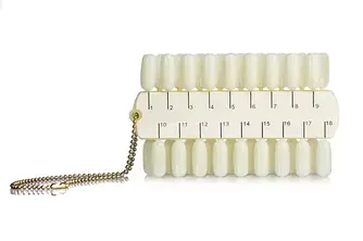 Палітра пряма для лаків на 36 кольорів на ланцюжку біла 1 шт.