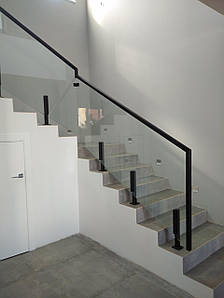 Скляні перила на сходах із чорними стіками