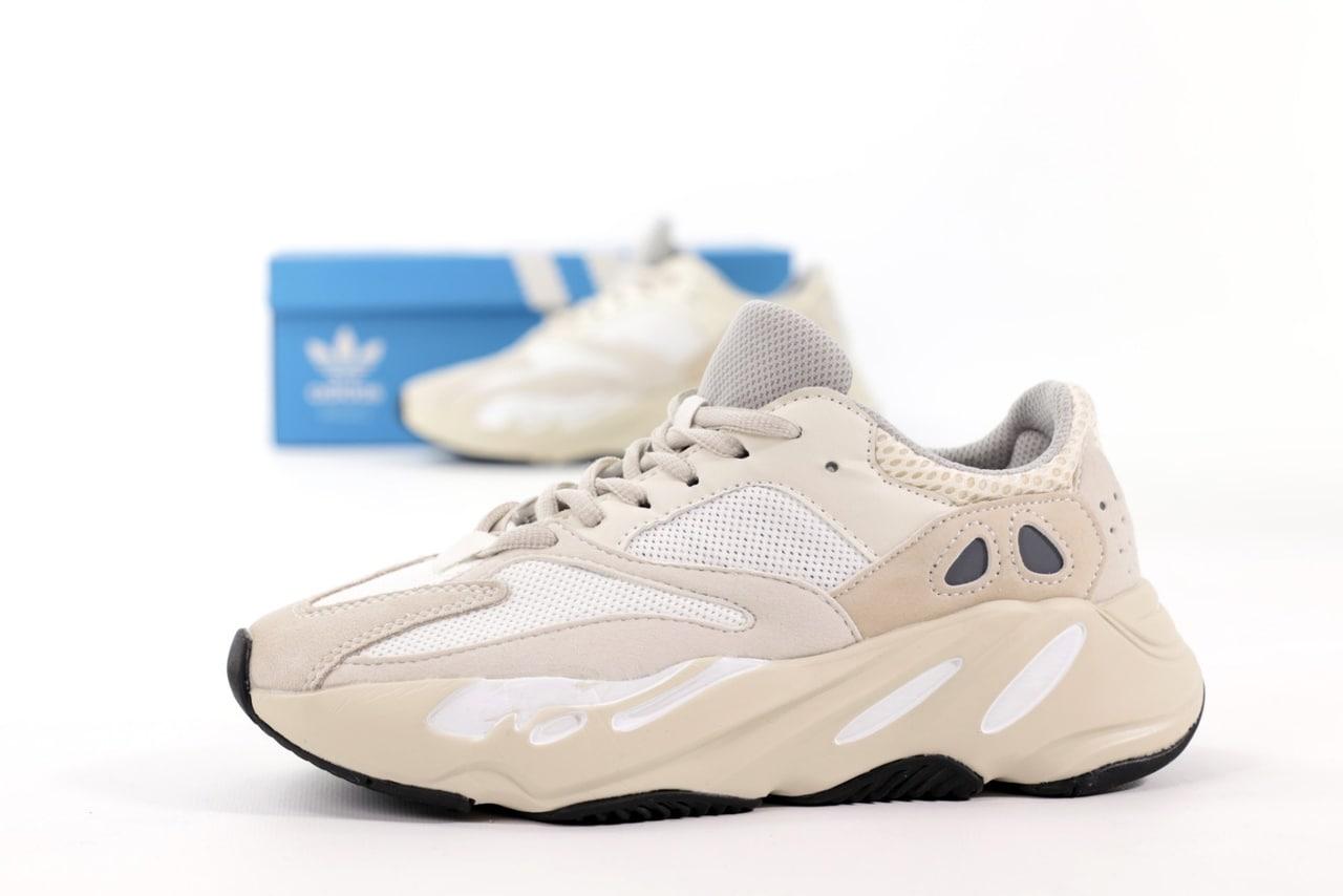 Жіночі бежеві Кросівки Adidas Yeezy Boost 700