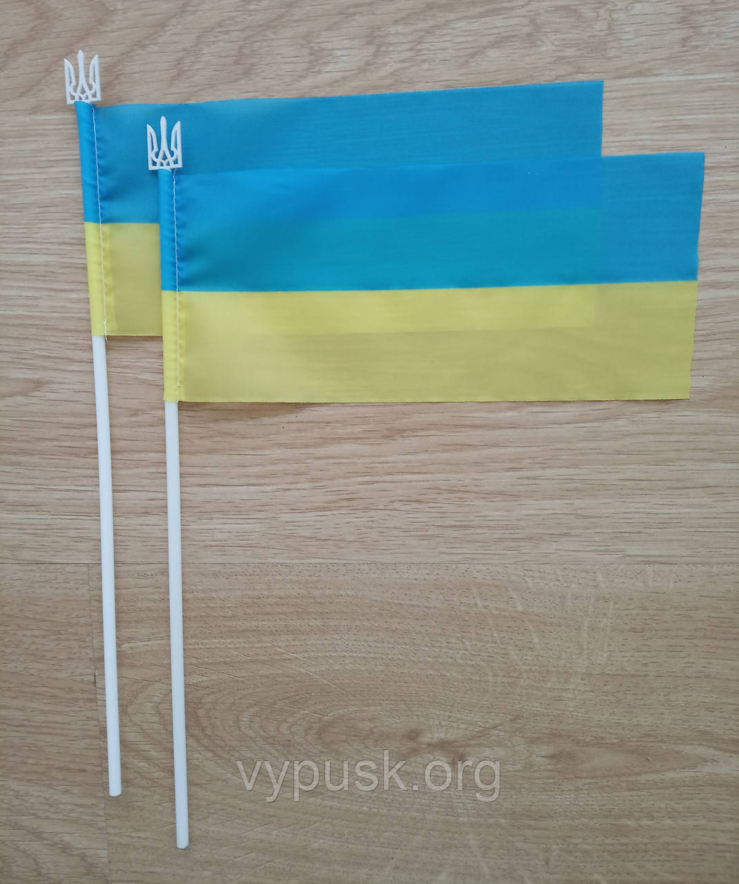 Прапорець України з білим
гербом