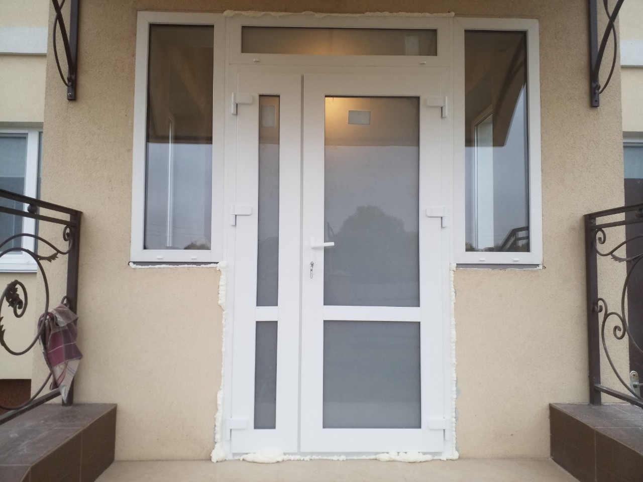 Входная металлопластиковая дверь Рехау Rehau белая: продажа, цена в ...