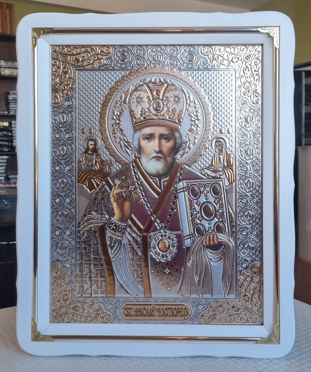 Ікона Святого Миколая Чудотворця в білому фігурному кіоті під склом, розмір кіота 37×47, розмір сюжета 30×40