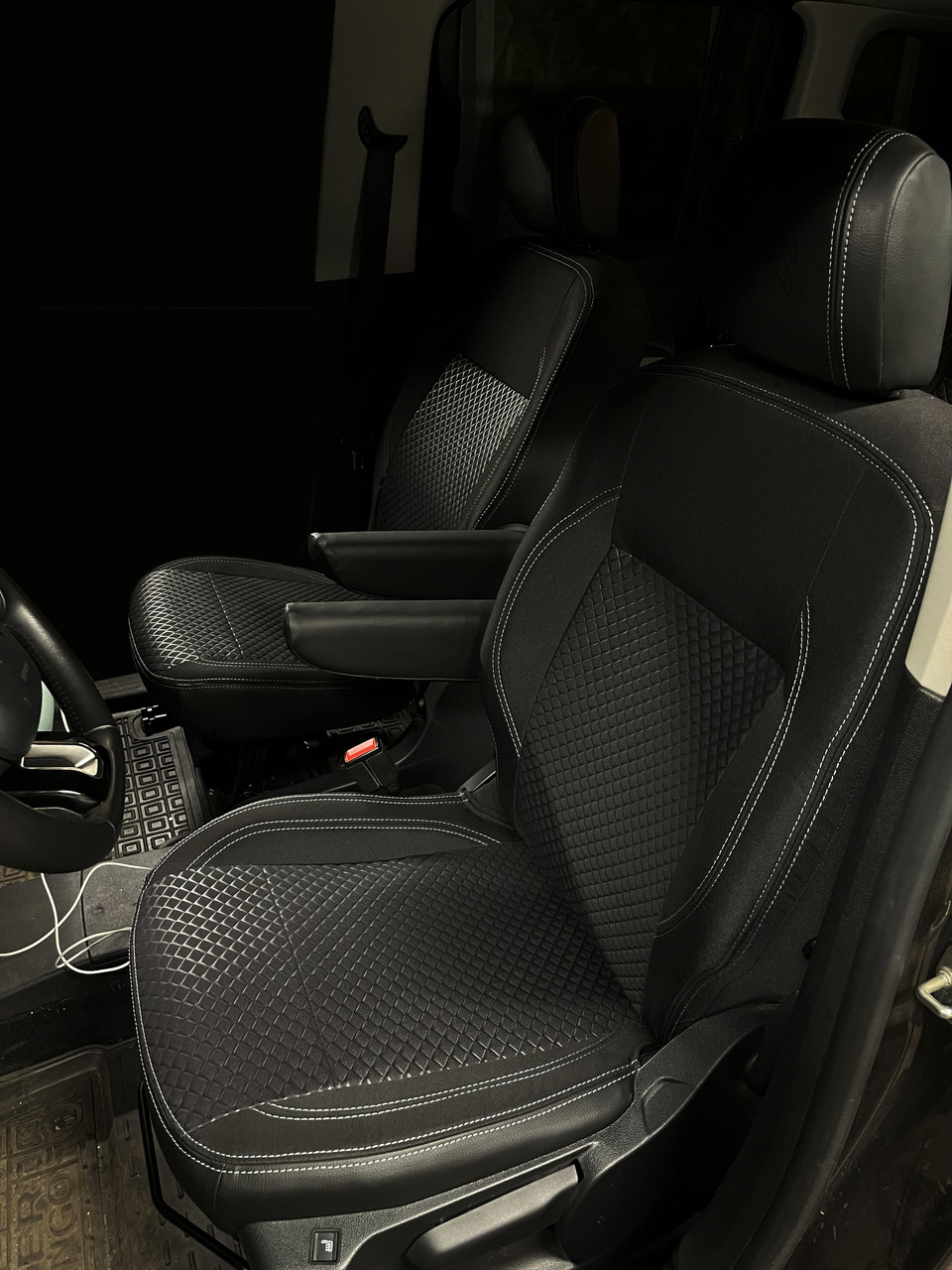 Автомобільні чохли для Nissan NV200 з 2009