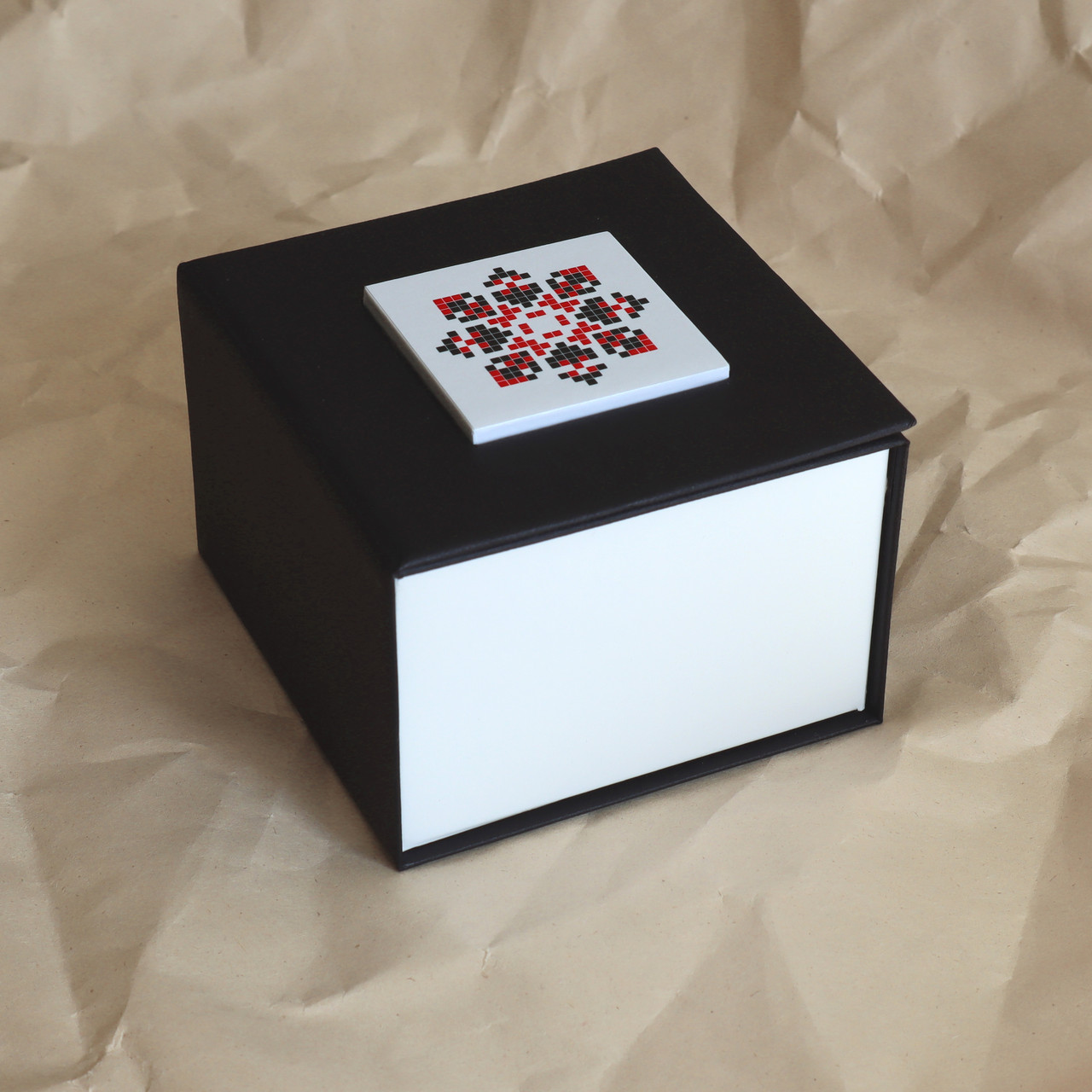 Коробка з візерунком вишиванки для годинників та ювелірних виробів.