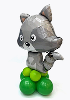 Фольгированная фигура Енотик серый на стойке из воздушных шаров