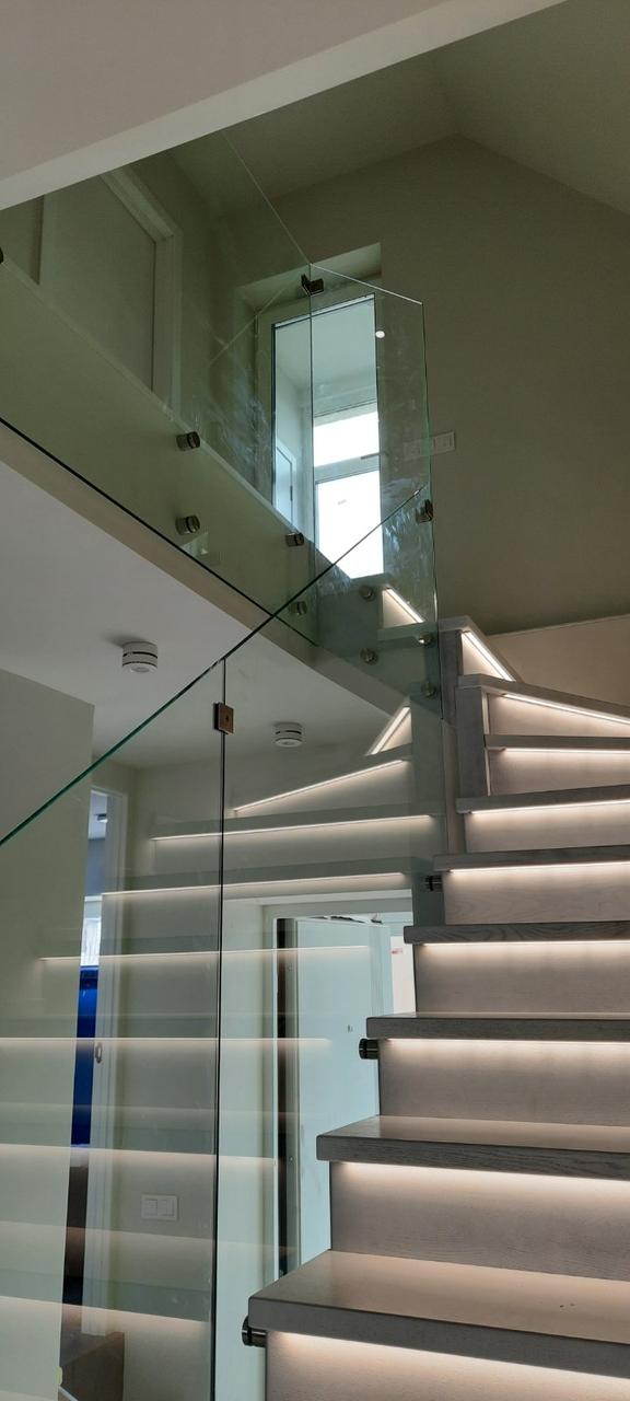 Стеклянные перила на коннекторах для лестницы с прозрачным стеклом - фото 3 - id-p625111396
