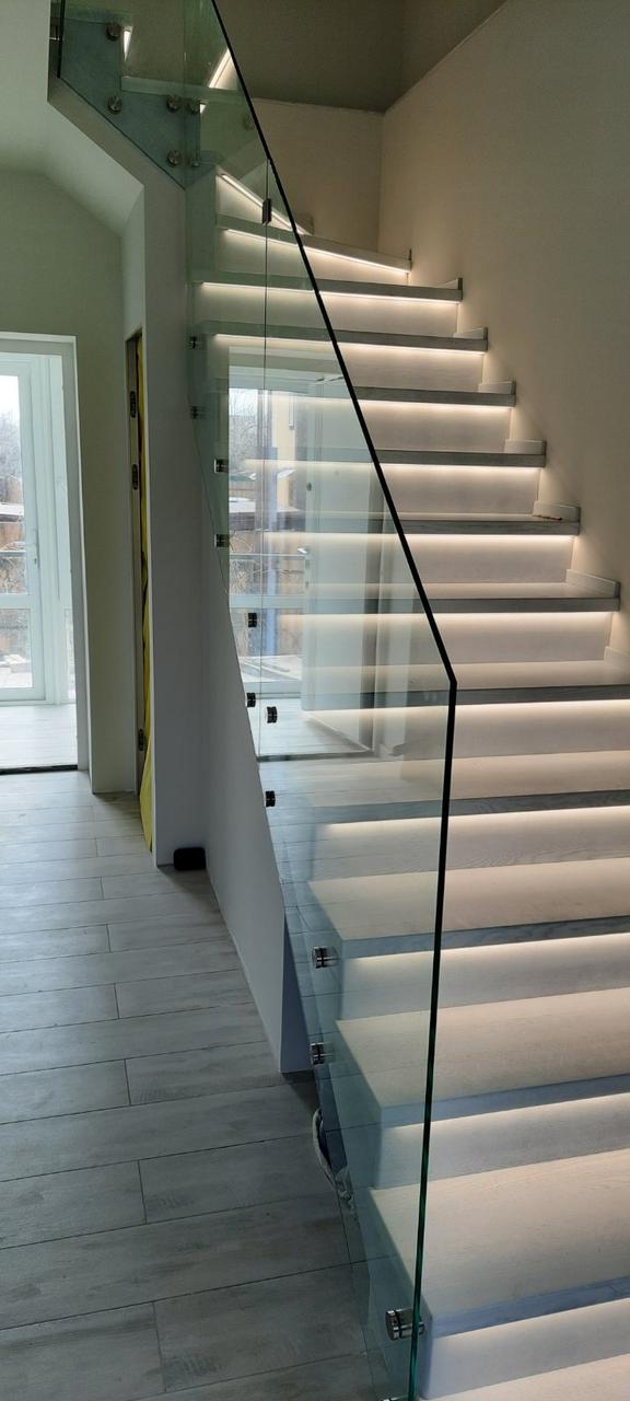 Стеклянные перила на коннекторах для лестницы с прозрачным стеклом - фото 2 - id-p625111396
