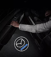 Лазерная подсветка на двери автомобиля с логотипом Mazda