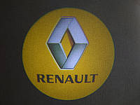 Лазерная подсветка на двери автомобиля с логотипом Renault