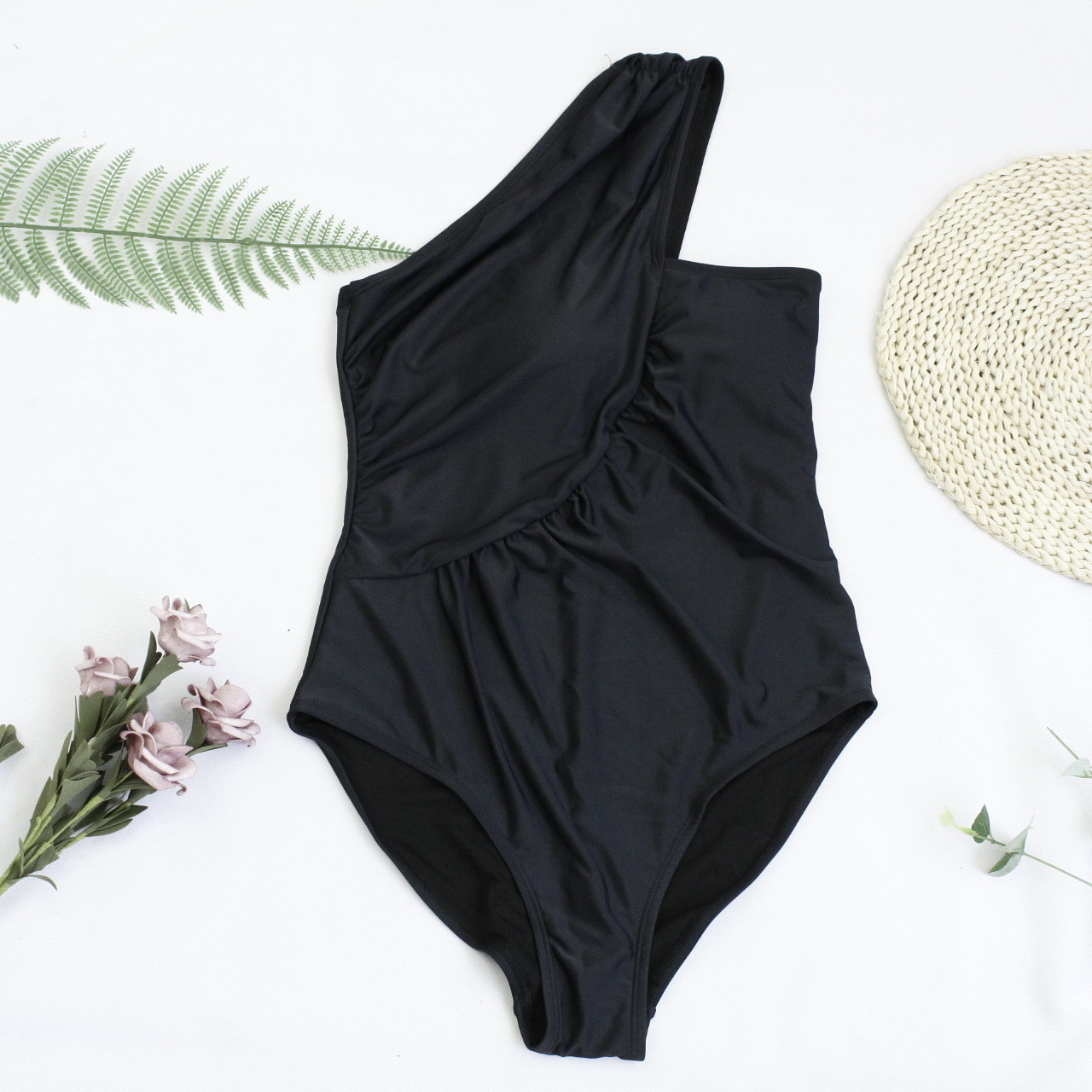 Модний суцільний купальник на одне плече в чорному кольорі, фото 1