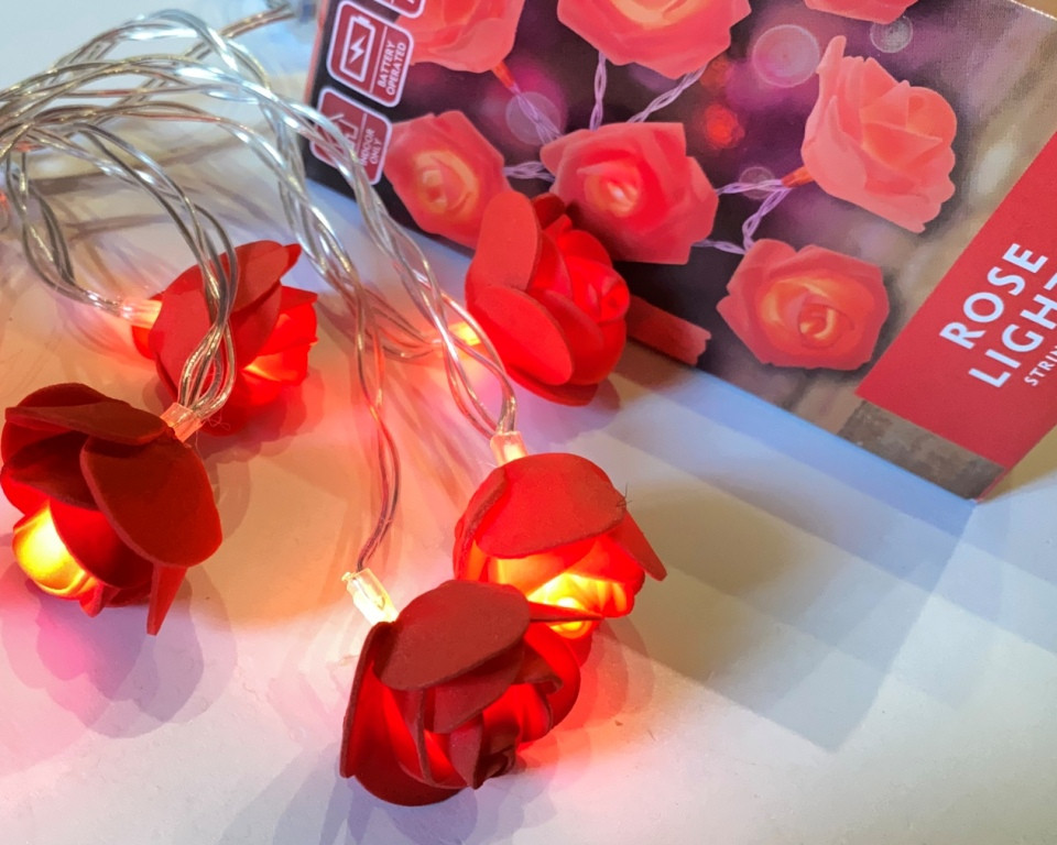 Гірлянда-стрінг Червоні троянди на батарейках 1.5 м 8 LED (золотистий теплий)