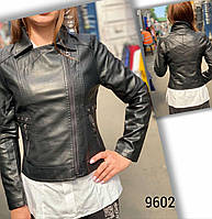 Жіноча демісезонна куртка-косуха з екошкіри розміри норма 46-52, чорного кольору