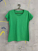 Женская зеленая однотонная футболка базовая повседневная без принта