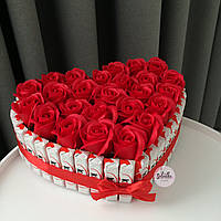 Подарок, торт из киндеров и красных роз на праздник любимой девушке (размер L)